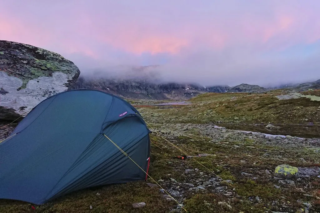Telt i tåke, med solnedgang.